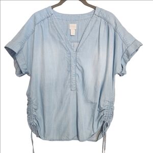 CHICO'S CHAMBRAY V-NECK TOP WITH ADJUSTABLE SIDE RUCHING SIZE 1 SIZE M EUC